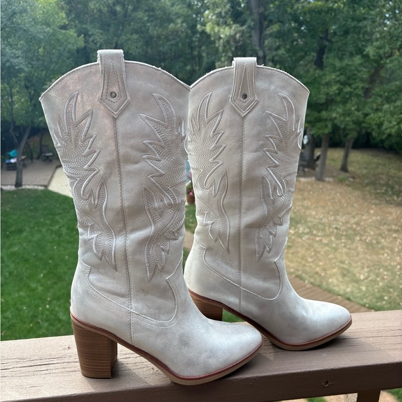 Women's Western Boots in Cream - Picture 1 of 7